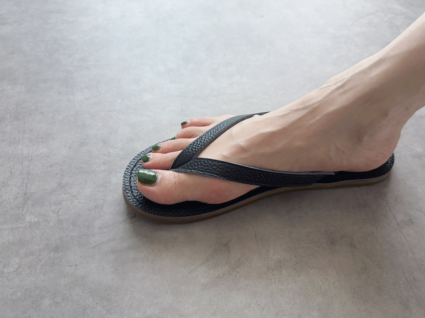 《靴擦れ知らずの》牛革レザートングサンダル